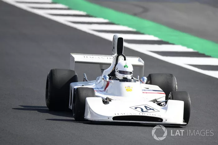 Hesketh 308 en el Silverstone en el desfile del 70º aniversario de Silverstone