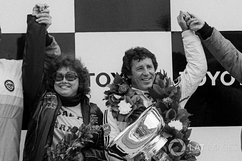 Mario Andretti, Lotus, fête la victoire sur le podium avec sa femme Dee Ann Andretti