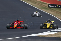 Kimi Raikkonen, Ferrari SF71H overtakes Carlos Sainz Jr., Renault Sport F1 Team R.S. 18