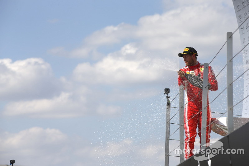 Sebastian Vettel, Ferrari, spruzza lo champagne dopo aver vinto la gara