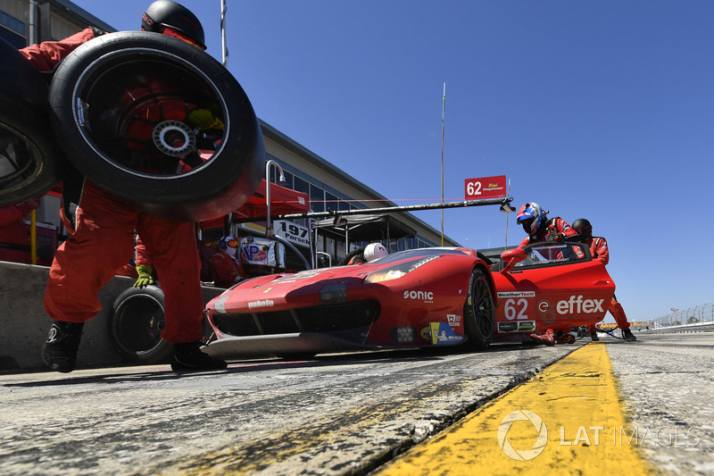 #62 Risi Competizione Ferrari 488 GTE, GTLM: Alessandro Pier Guidi, Toni Vilander, James Calado, pit stop
