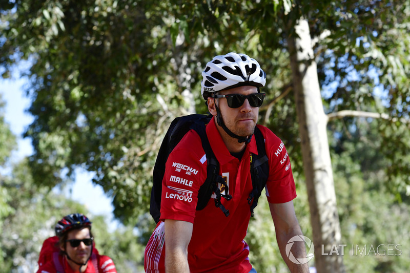 Sebastian Vettel, Ferrari en una bici