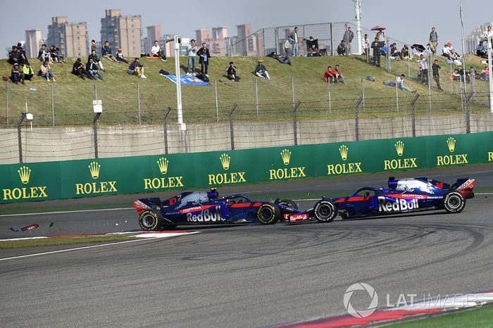 Pierre Gasly, Scuderia Toro Rosso STR13 y Brendon Hartley, Scuderia Toro Rosso STR13 choque