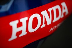 Un logo de Honda en una pieza de la carrocería Toro Rosso STR13