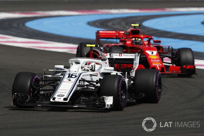 Charles Leclerc, Sauber C37, y Kimi Raikkonen, Ferrari SF71H