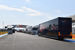 Red Bull Racing trucks en vracht