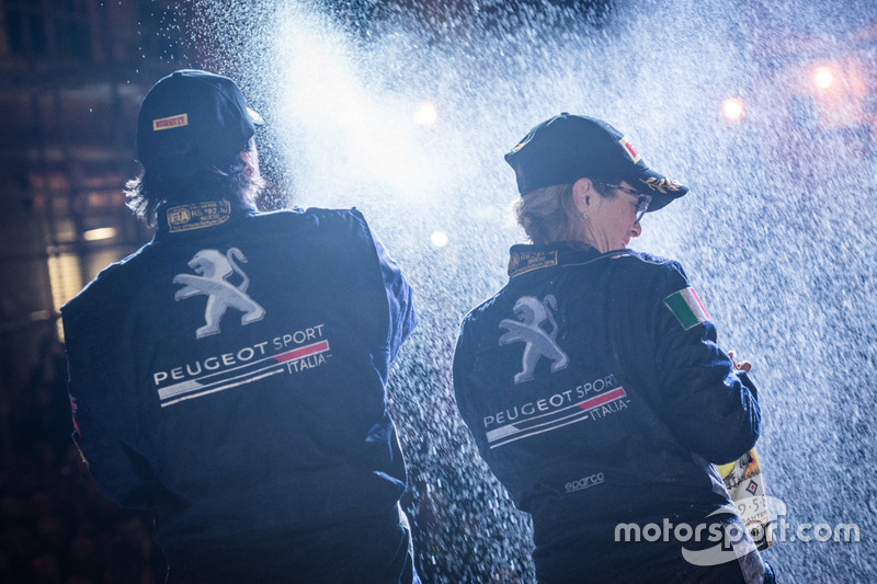 La vincitrice Anna Andreussi, Peugeot Sport Italia, festeggia con lo champage
