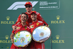 Iñaki Rueda, Ferrari estratega, Sebastian Vettel, Ferrari y Kimi Raikkonen, Ferrari celebran en el podio con los trofeos