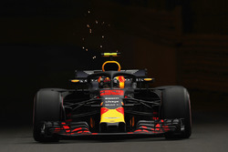 Max Verstappen, Red Bull Racing RB14, solleva scintille