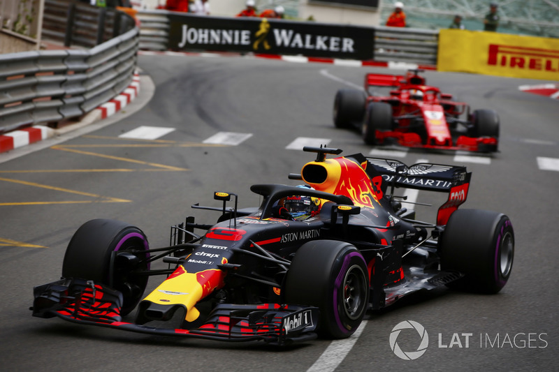 Daniel Ricciardo, Red Bull Racing RB14, devant Sebastian Vettel, Ferrari SF71H