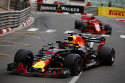 Daniel Ricciardo, Red Bull Racing RB14, precede Sebastian Vettel, Ferrari SF71H