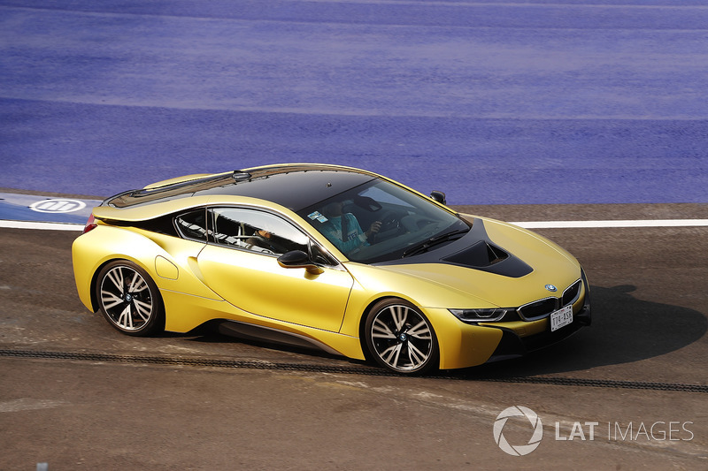 Кармен Хорда за кермом BMW i8