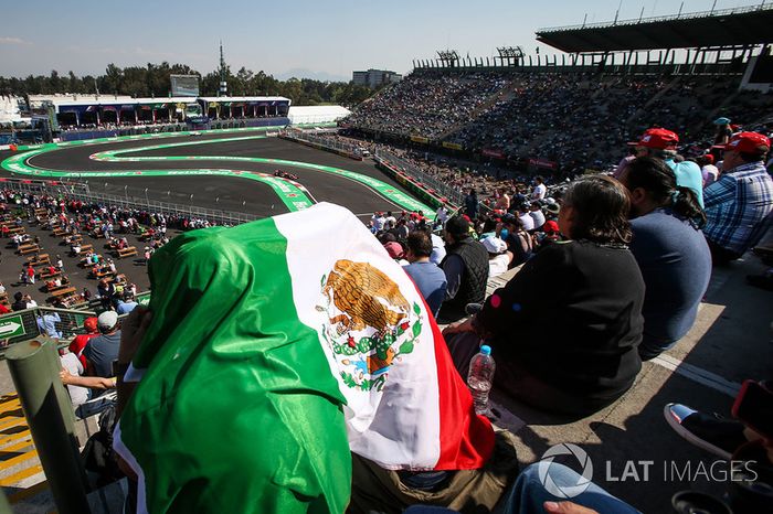 Fans  en las tribunas ven a Fernando Alonso, McLaren MCL32
