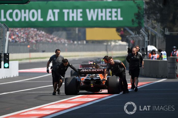 Mecánicos de McLaren empujan a Stoffel Vandoorne, McLaren MCL32 en pit-lane