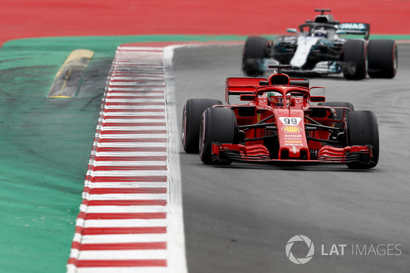 Antonio Giovinazzi, Ferrari SF71H, devant Valtteri Bottas, Mercedes AMG F1 W09