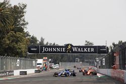 Marcus Ericsson, Sauber C36, Fernando Alonso, McLaren MCL32