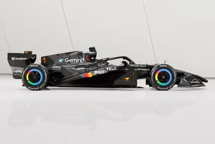 طلاء سيارة McLaren MCL40 في اختبار برشلونة