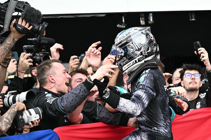 Andrea Kimi Antonelli, Mercedes celebrates at parc ferme 