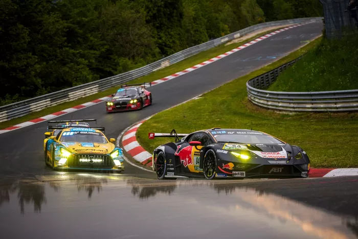 N.º 84 Red Bull Team ABT Lamborghini Huracán GT3: Luca Engstler, Mirko Bortolotti, Patric Niederhauser

