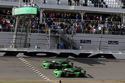 Checkered flag for #22 Tequila Patron ESM Nissan DPi: Ed Brown, Johannes van Overbeek, Bruno Senna, Brendon Hartley and #2 Tequila Patrón ESM Nissan DPi: Scott Sharp, Ryan Dalziel, Luis Felipe Derani, Brendon Hartley