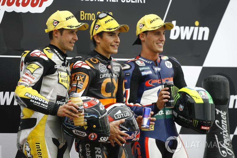 Podium: tweede plaats Thomas Luthi, racewinnaar Marc Marquez, derde plaats Pol Espargaro