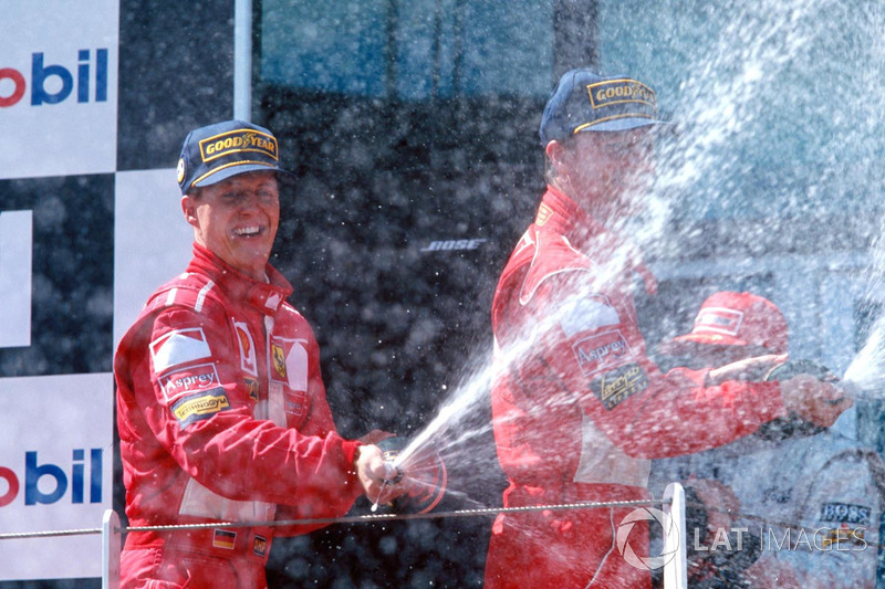 Podio: ganador de la carrera Michael Schumacher, Ferrari, segundo lugar Eddie Irvine, Ferrari, terce