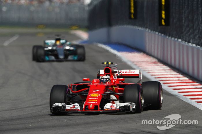 Kimi Raikkonen, Ferrari SF70H, Lewis Hamilton, Mercedes AMG F1 W08