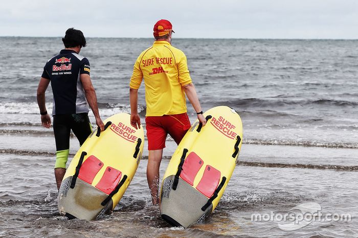 Carlos Sainz Jr., Scuderia Toro Rosso en la playa St Kilda con el Club de salvamento de St Kilda