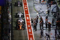 Fernando Alonso, McLaren MCL32 devant Lance Stroll, Williams FW40, Felipe Massa, Williams FW40 et Romain Grosjean, Haas F1 Team VF-17 dans les stands
