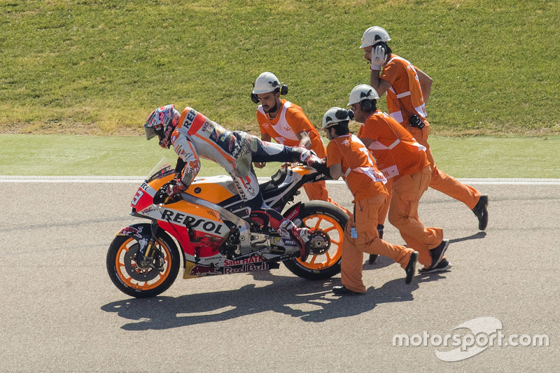 Sem saber até o hoje o que é fazer uma corrida da MotoGP em Aragón sem sair da pole, Marc Márquez teve dia difícil. O piloto caiu e foi apenas o quinto no grid, perdendo a pole no MotorLand pela primeira vez na categoria principal.