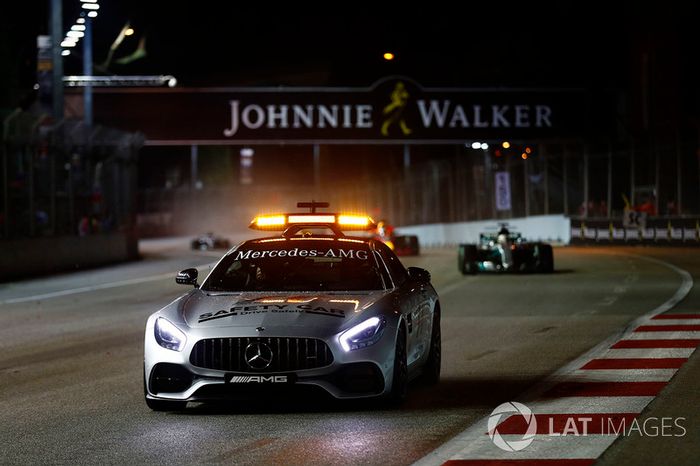 Coche de seguridad por delante de Lewis Hamilton, Mercedes AMG F1 W08