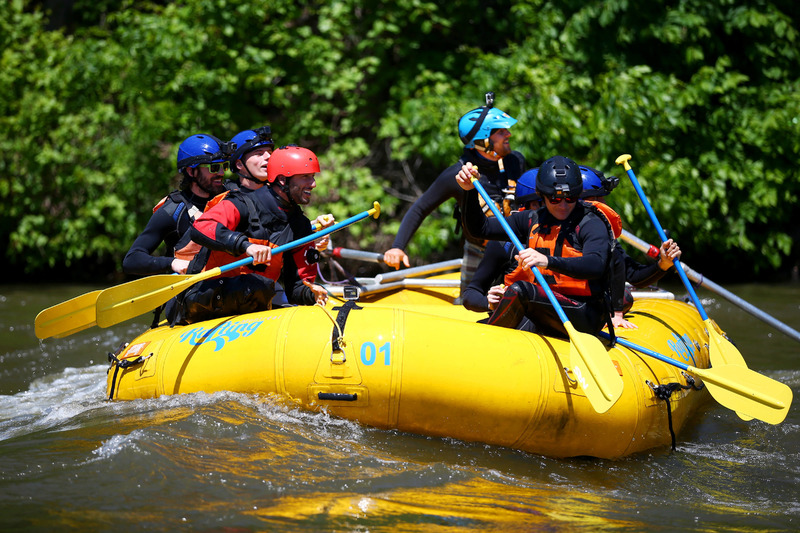 Pilotos de Red Bull hacen rafting en el río: Daniel Ricciardo, Max Verstappen, Daniil Kvyat y Carlos Sainz, Jr.