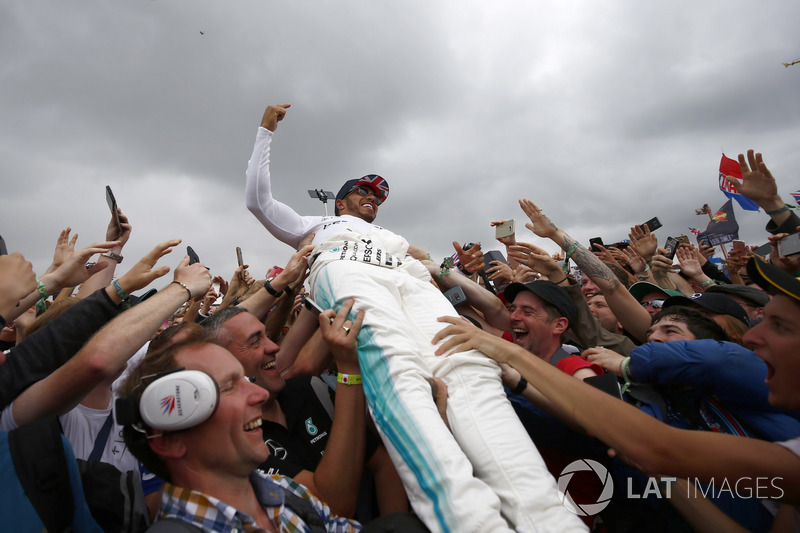 Race winner Lewis Hamilton, Mercedes AMG F1, celebrates victory with the fans