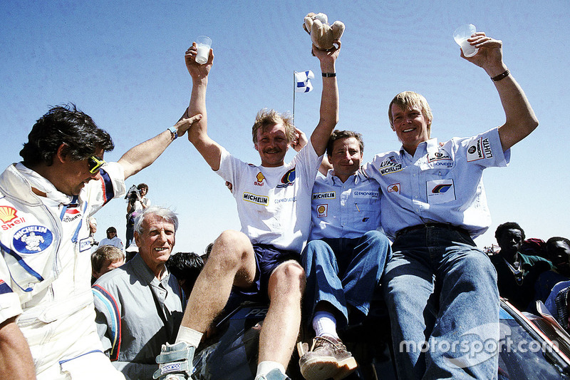 Le vainqueur Juha Kankkunen, avec Jean Todt, directeur du team Peugeot, et Ari Vatanen