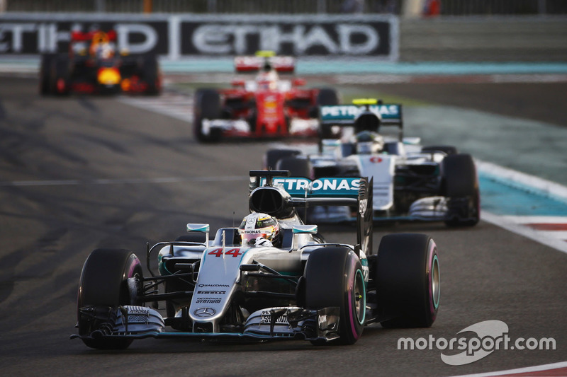 Lewis Hamilton, Mercedes AMG F1 W07 Hybrid vor  Nico Rosberg, Mercedes AMG F1 W07 Hybrid