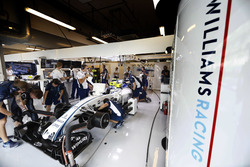 Ingenieure arbeiten am Auto von Valtteri Bottas, Williams FW38