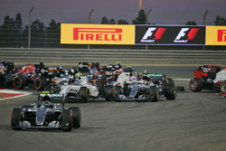 Azione alla partenza: Nico Rosberg, Mercedes AMG F1 Team W07, Valtteri Bottas, Williams FW38 e Lewis