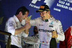 Le vainqueur Nico Rosberg, Mercedes AMG F1 fête sa victoire sur le podium avec Aldo Costa, Directeur de l'ingénierie Mercedes AMG F1