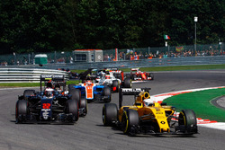 Kevin Magnussen, Renault Sport F1 Team RS16 conduce Jenson Button, McLaren MP4-31 como que es golpea