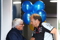 Bernie Ecclestone mit Robert Fernley, Sahara Force India F1 Team, stellvertretender Teamchef
