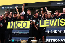 Toto Wolff, Mercedes AMG F1 viert de constructeurstitel met Nico Rosberg, Mercedes AMG F1 en het tea