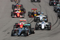 Nico Rosberg, Mercedes AMG F1 Team W07 aan de leiding bij de start