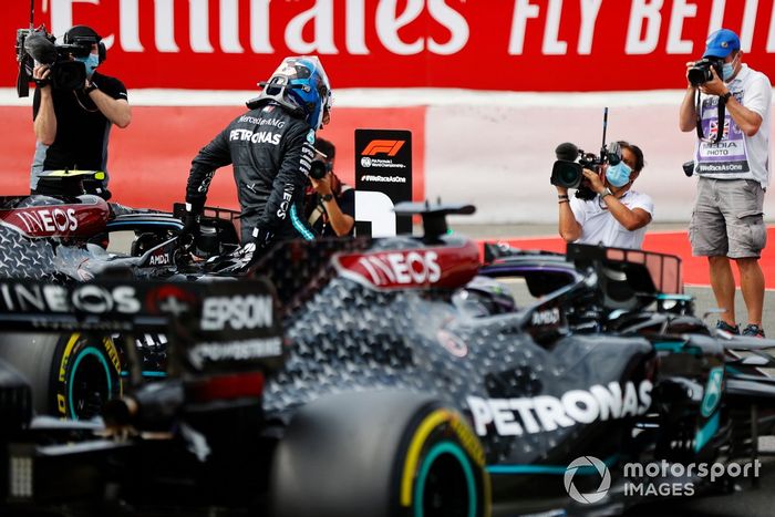 Ganador de la pole Valtteri Bottas, Mercedes AMG F1 celebra en Parc Ferme