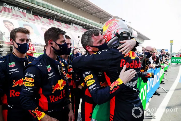 Segundo lugar Max Verstappen, Red Bull Racing celebra