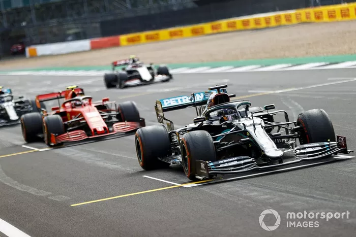 Lewis Hamilton, Mercedes F1 W11, Charles Leclerc, Ferrari SF1000, y Valtteri Bottas, Mercedes F1 W11 en la parrilla
