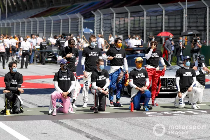 Daniel Ricciardo, Renault F1, Sergio Perez, Racing Point, Antonio Giovinazzi, Alfa Romeo, Daniil Kvyat, AlphaTauri, Romain Grosjean, Haas F1, Carlos Sainz Jr., McLaren, Lando Norris, McLaren, Charles Leclerc, Ferrari, Nicholas Latifi, Williams Racing, e George Russell, Williams Racing, in griglia, si inginocchiano a sostegno della campagna Black Lives Matter
