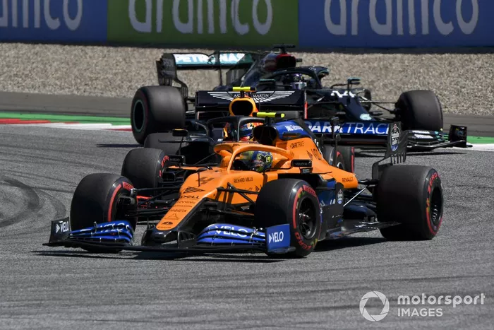 Lando Norris, McLaren MCL35, precede Alex Albon, Red Bull Racing RB16, e Lewis Hamilton, Mercedes F1 W11 EQ Performance