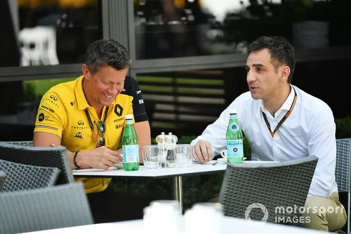 Cyril Abiteboul, Managing Director, Renault F1 Team  con un membro del Team Renault