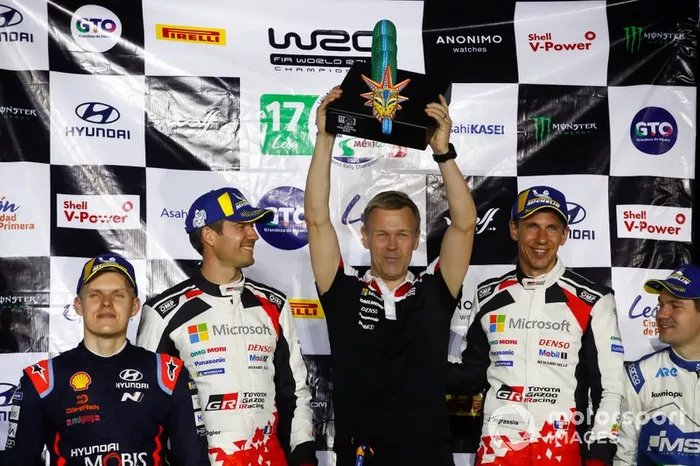 Podio: los ganadores Sébastien Ogier, Julien Ingrassia, Toyota Gazoo Racing WRT Toyota Yaris WRC, Kaj Lindström