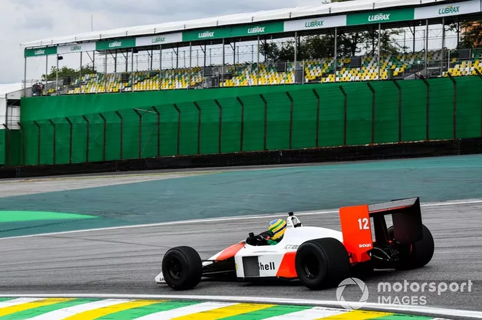 Bruno Senna conduce el McLaren MP4/4